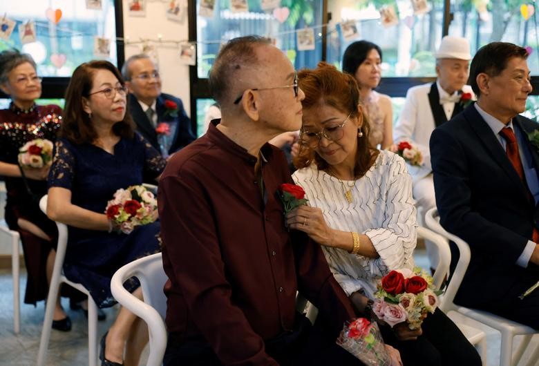 Dư âm ngày Valentine của các cặp đôi trên thế giới