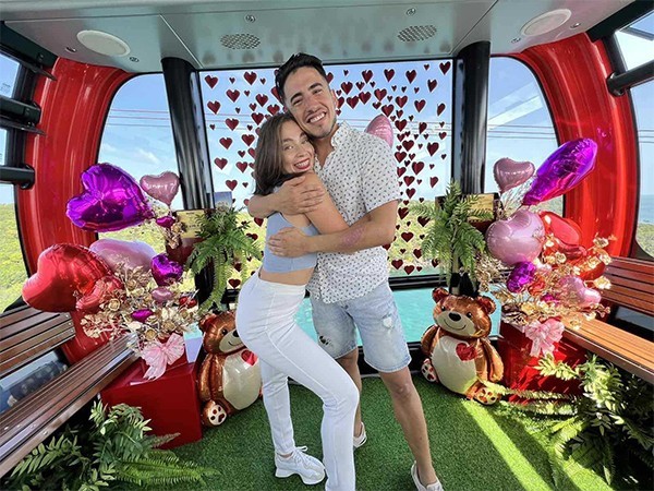 Dư âm ngày Valentine của các cặp đôi trên thế giới