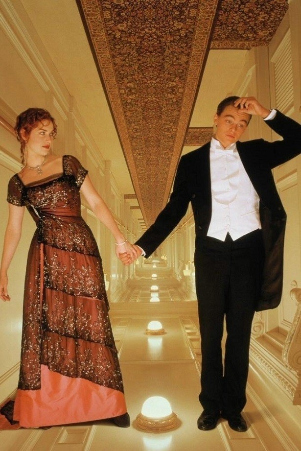 Phát hành ngày 19/12/1997, Titanic tạo tiếng vang toàn cầu và duy trì tầm ảnh hưởng với văn hóa đại chúng thế giới hơn hai thập kỷ. Tác phẩm tái ngộ khán giả từ dịp Valentine năm nay, được phục dựng với chất lượng hình ảnh 4K 3D. Nhiều chuyện chưa kể phía sau màn ảnh của bom tấn được báo chí quốc tế nhắc lại.  Siêu phẩm 'Titanic' mang về cho nhà thiết kế (NTK) Deborah Lynn Scott tượng vàng Oscar hạng mục 'Thiết kế phục trang xuất sắc'. Ngoài việc đáp ứng yêu cầu nghệ thuật của đạo diễn James Camero, tủ đồ trong phim đóng góp lớn vào hiệu quả kể chuyện, đặc biệt là các bộ váy áo của tiểu thư Rose.