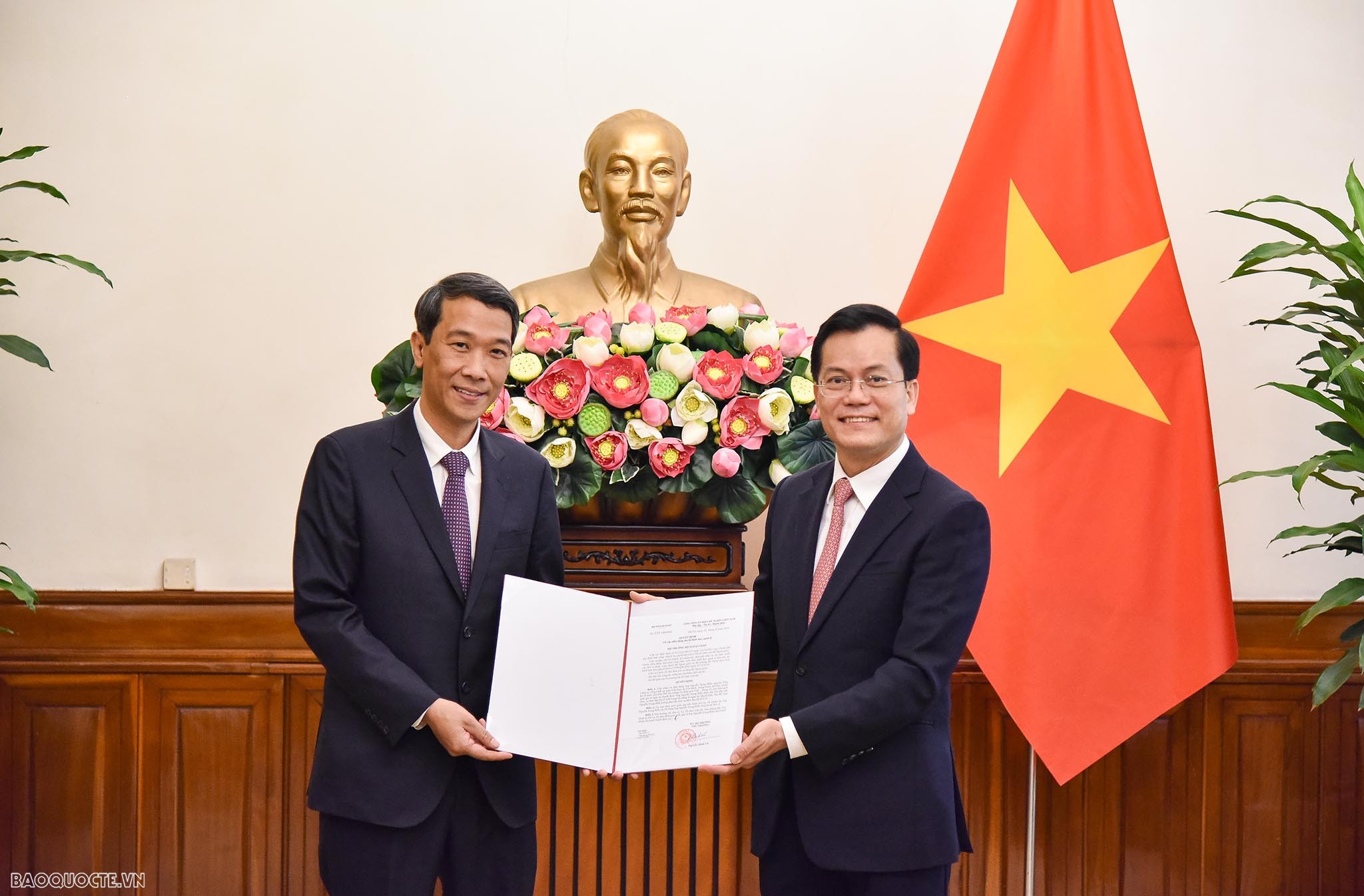 Thứ trưởng Ngoại giao Hà Kim Ngọc trao quyết định tiếp nhận và điều động ông Nguyễn Trung Hiếu, nguyên Tổng Lãnh sự, Tổng Lãnh sự quán Việt Nam tại Côn Minh, Trung Quốc kết thúc nhiệm kỳ về nước, giữ chức Phó Vụ trưởng Vụ Biên giới Việt-Trung, Uỷ ban Biên giới quốc gia. 