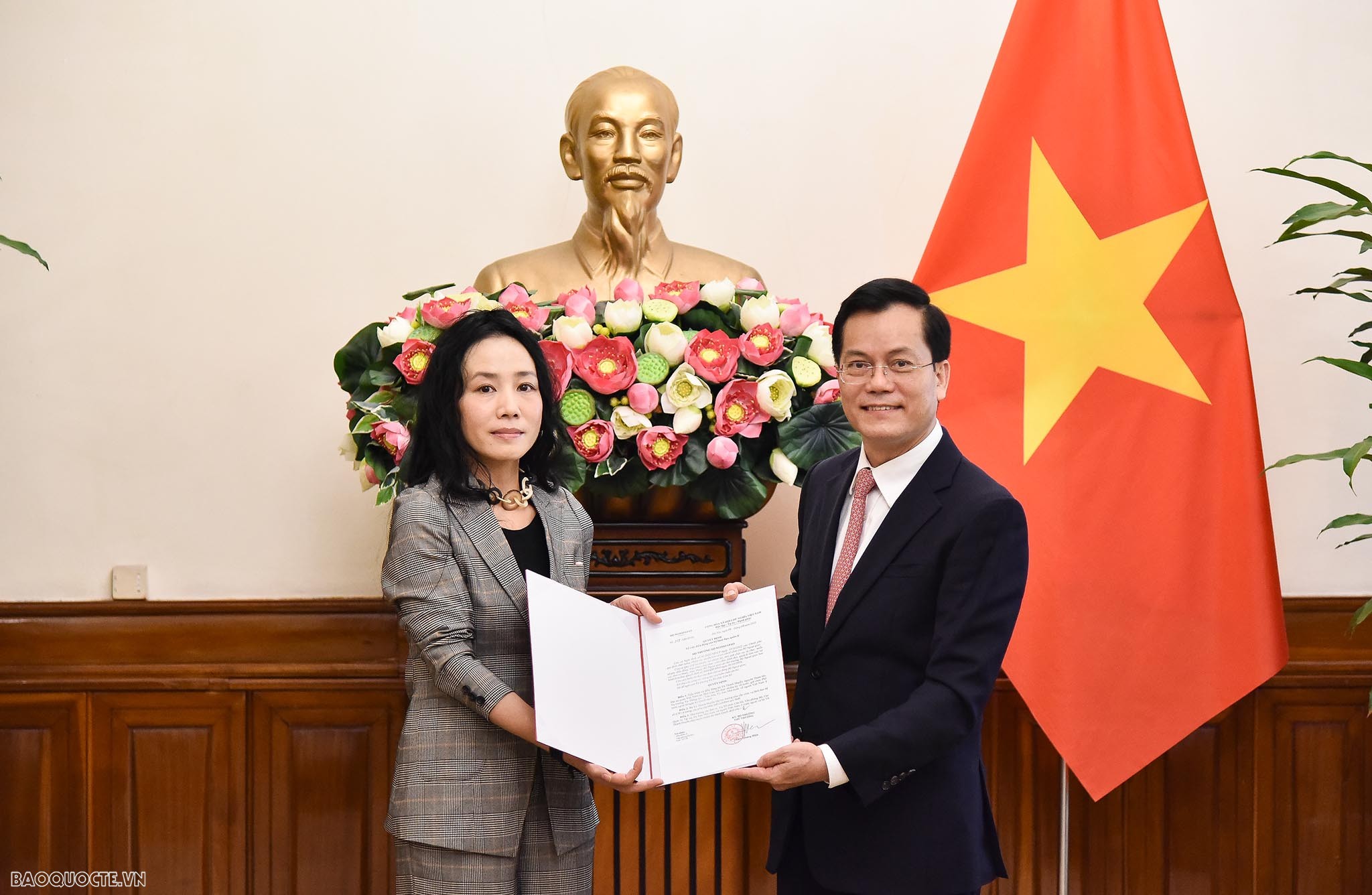 Thứ trưởng Ngoại giao Hà Kim Ngọc trao quyết định tiếp nhận và điều động bà Vũ Thanh HUyền, nguyên Tham tán, Đại sứ quán Việt Nam tại tại Thái Lan, kết thúc nhiệm kỳ về nước, giữ chức Phó Vụ trưởng, Vụ Thông tin-Văn hoá, Uỷ ban Nhà nước về người Việt Nam ở nước ngoài. 