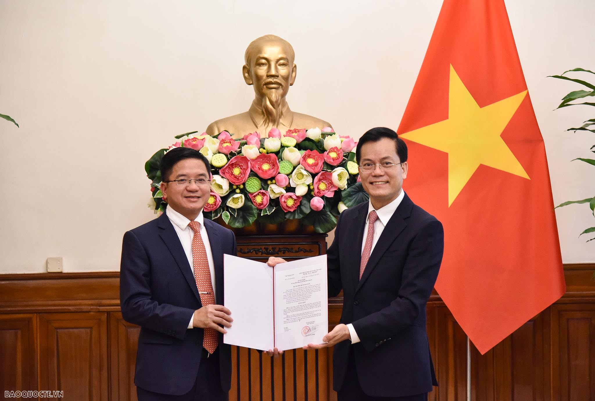 Thứ trưởng Ngoại giao Hà Kim Ngọc trao quyết định tiếp nhận và điều động ông Bùi Hoàng Phú, nguyên Phó Tổng Lãnh sự-Người thứ 2, Tổng Lãnh sự quán Việt Nam tại Houston, Hoa Kỳ kết thúc nhiệm kỳ về nước, giữ chức Phó Cục trưởng, Cục Phục vụ Ngoại giao đoàn. 