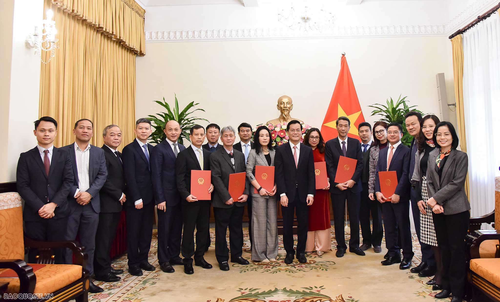 Thứ trưởng Ngoại giao Hà Kim Ngọc trao quyết định tiếp nhận, điều động và bổ nhiệm cán bộ cấp Vụ