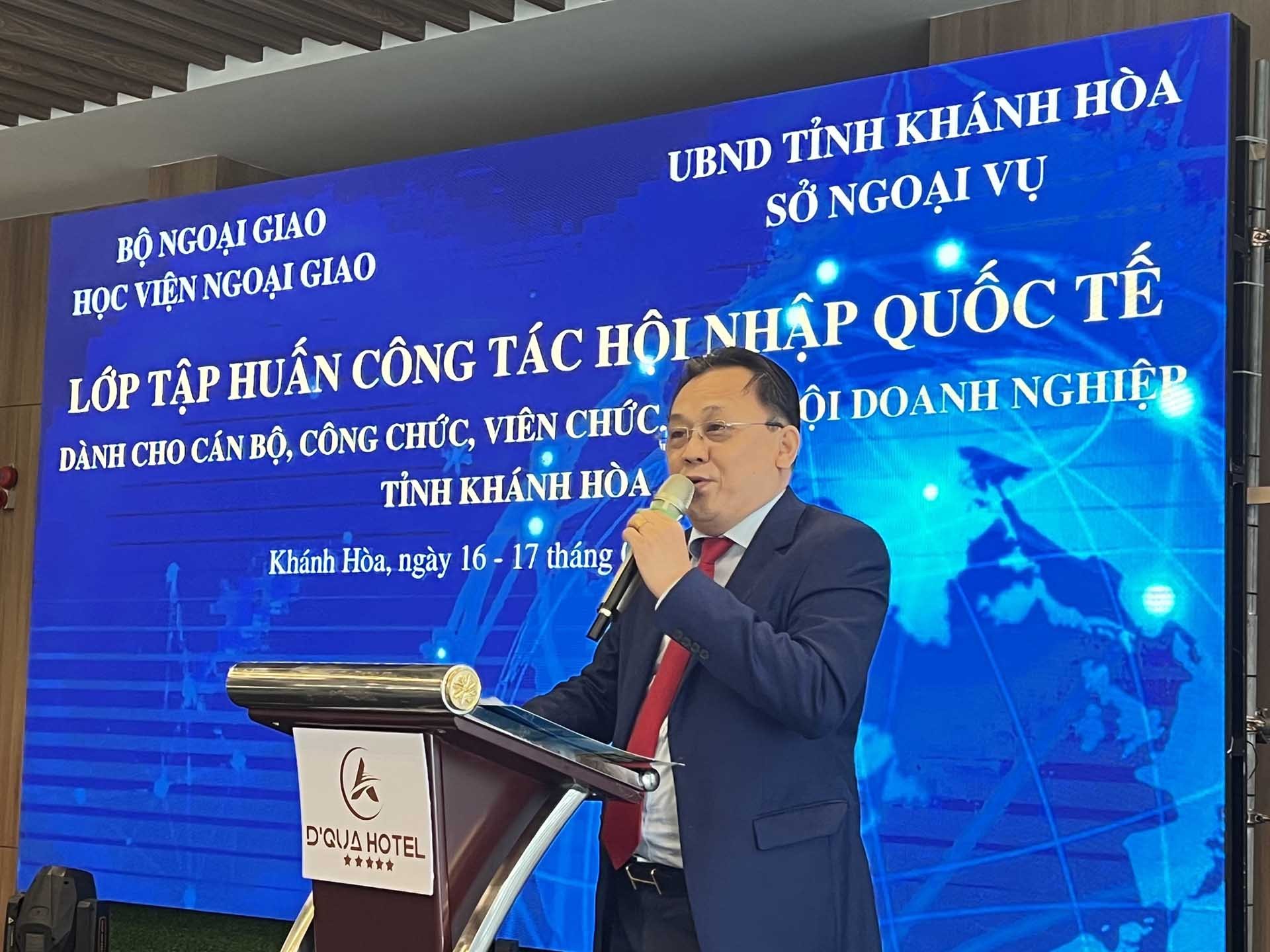 Ông Lê Hữu Hoàng, Phó Chủ tịch Thường trực, Phó Trưởng ban Thường trực Ban chỉ đạo hội nhập quốc tế tỉnh Khánh Hòa phát biểu tại lễ khai giảng. Ông Lê Hữu Hoàng, Phó Chủ tịch Thường trực, Phó Trưởng ban Thường trực Ban chỉ đạo hội nhập quốc tế tỉnh Khánh Hòa phát biểu tại lễ khai giảng.