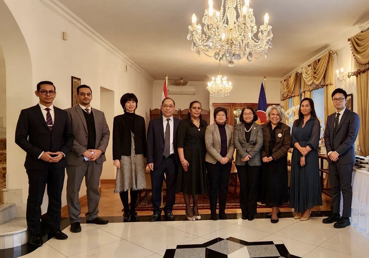 2.	Các Đại sứ ASEAN cùng thành viên nhóm làm việc