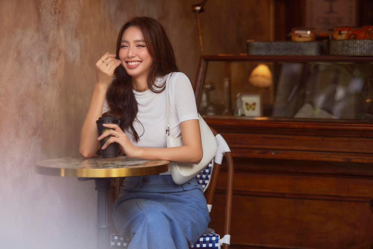 Sao Việt: Hồng Diễm thảnh thơi uống trà