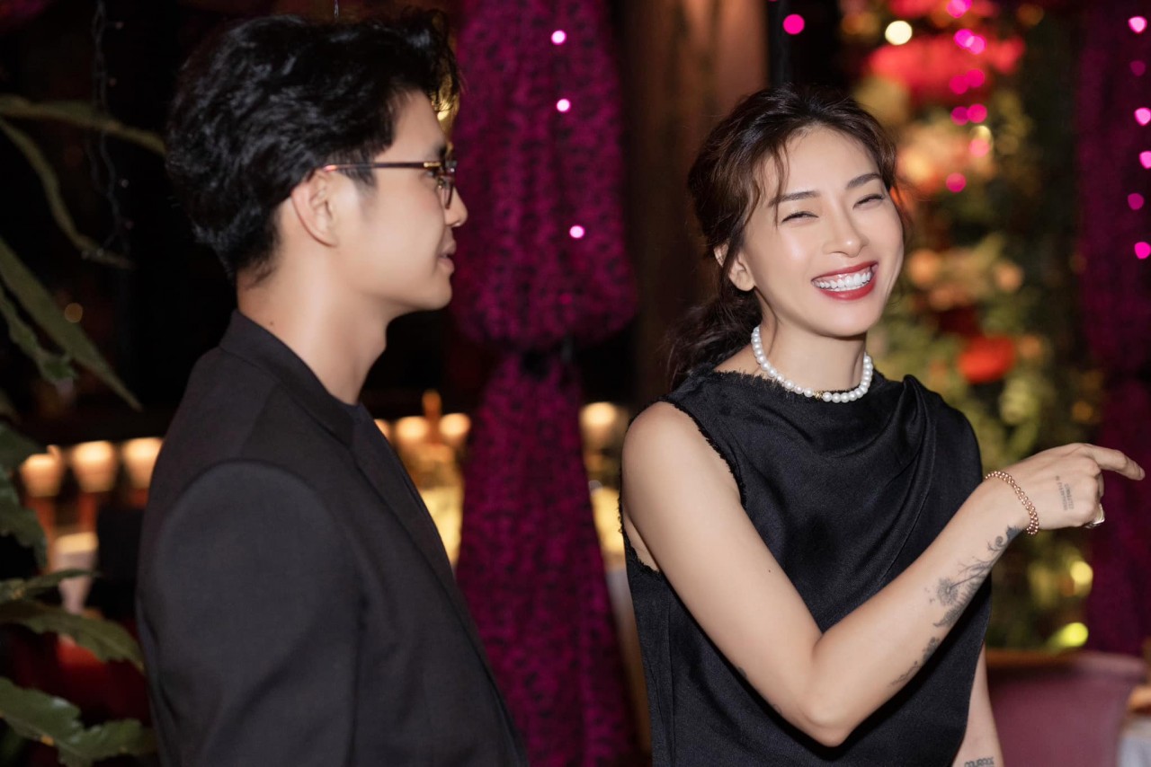 Sao Việt: Hồng Diễm thảnh thơi uống trà