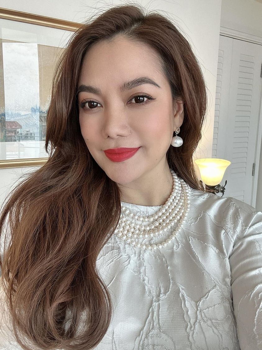 Sao Việt: Hồng Diễm thảnh thơi uống trà