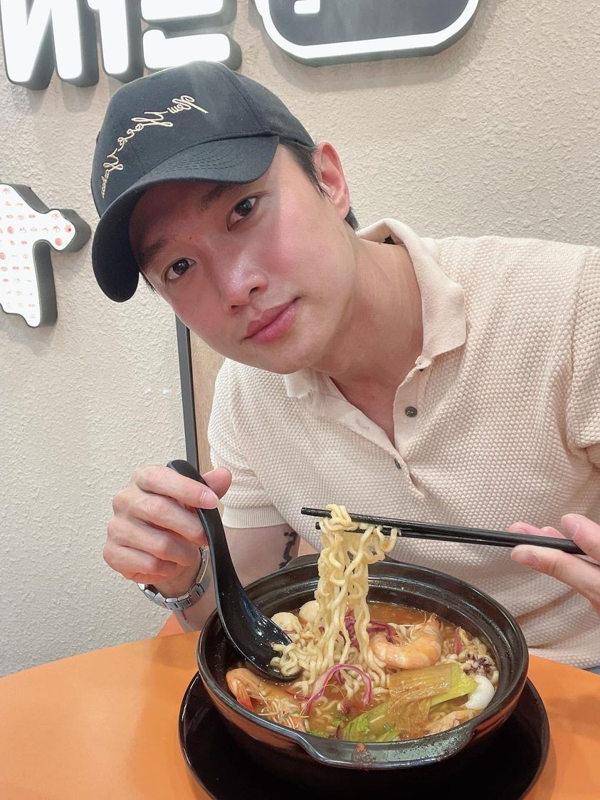 Sao Việt: Hồng Diễm thảnh thơi uống trà