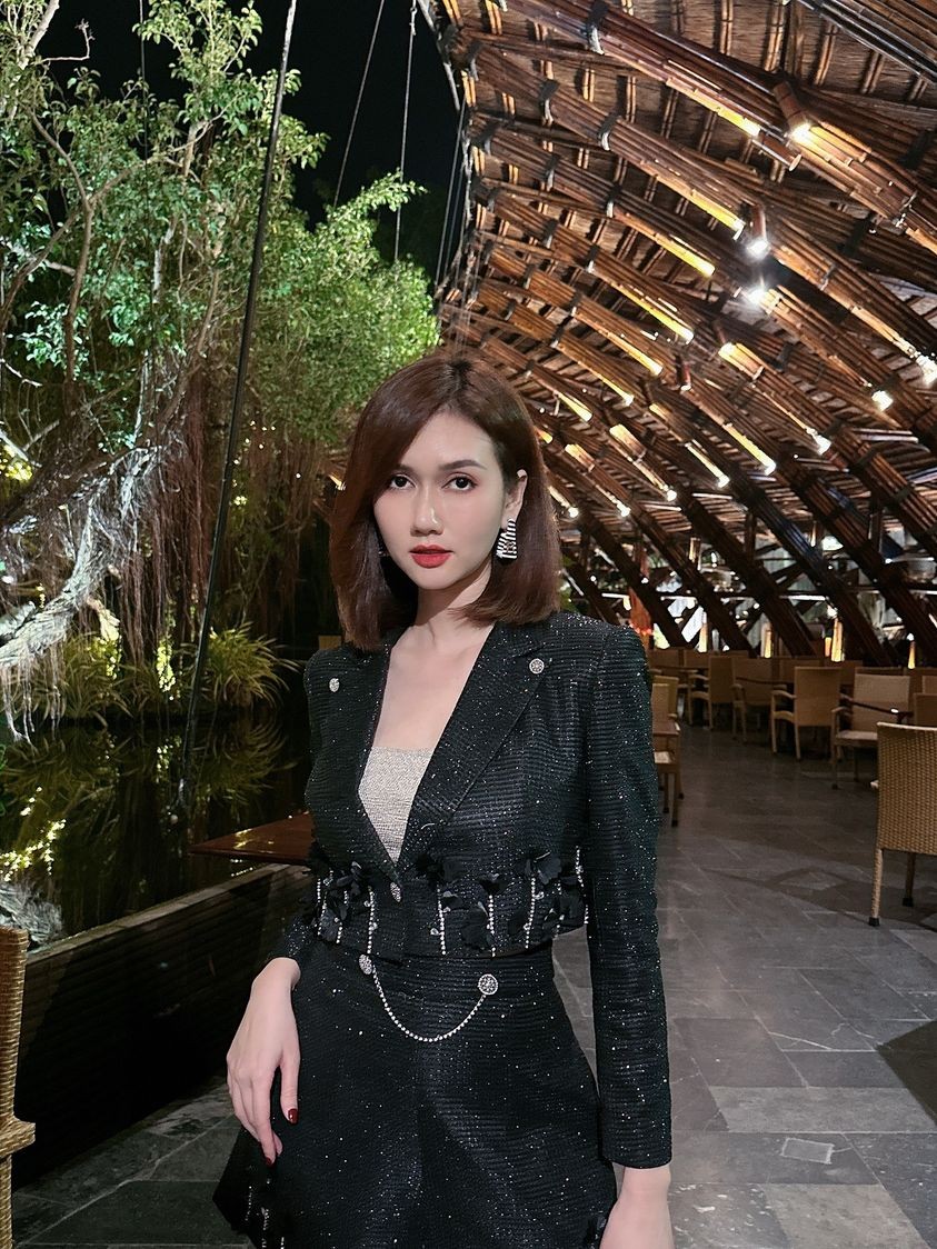 Sao Việt: Hồng Diễm thảnh thơi uống trà