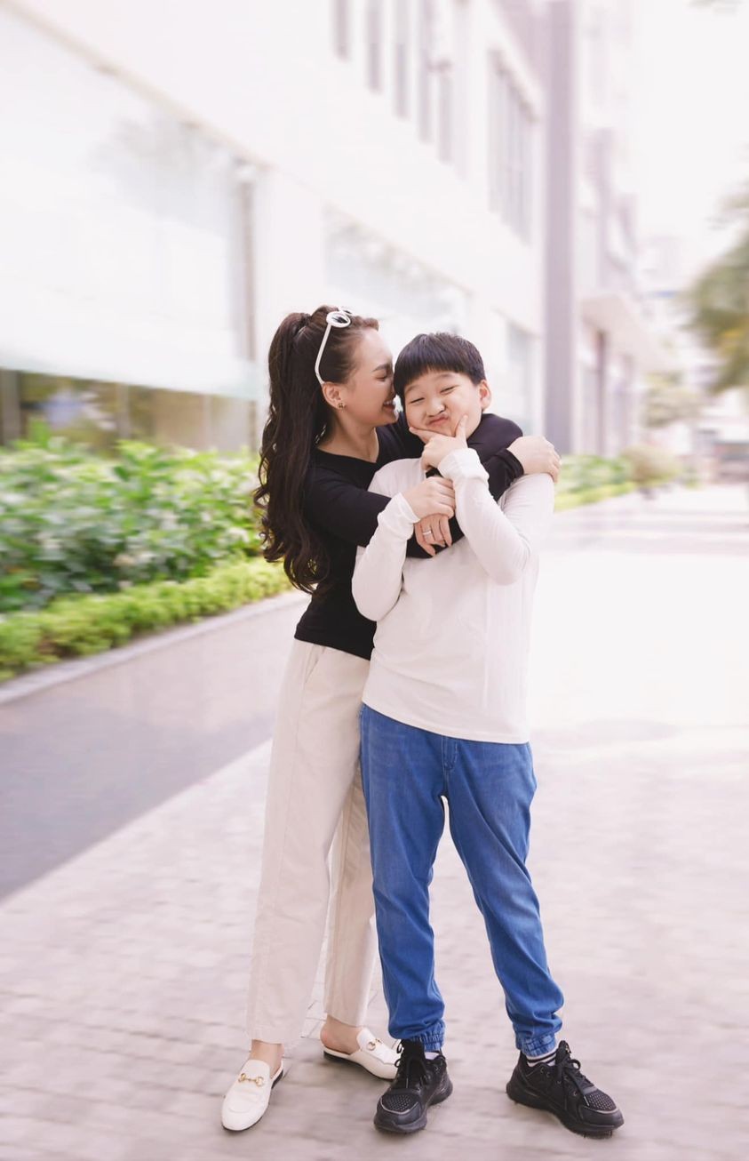 Sao Việt: Hồng Diễm thảnh thơi uống trà