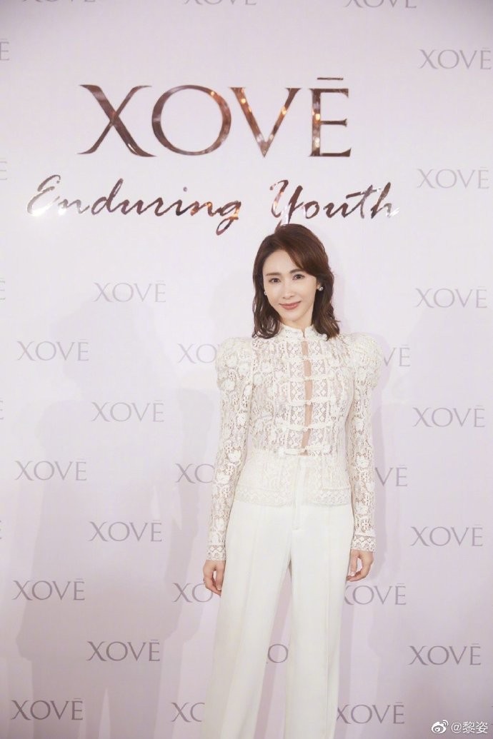 Lê Tư, 52 tuổi, đến Thượng Hải tham gia một sự kiện thương hiệu. Diễn viên mặc áo ren kết hợp quần ống rộng, gương mặt trang điểm kỹ lưỡng.