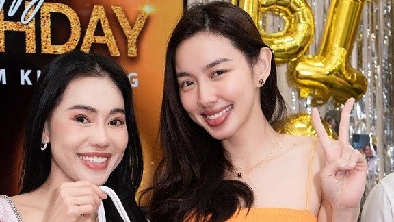 Hoa hậu Thùy Tiên xinh đẹp, đáng yêu trong sinh nhật bà Phạm Kim Dung