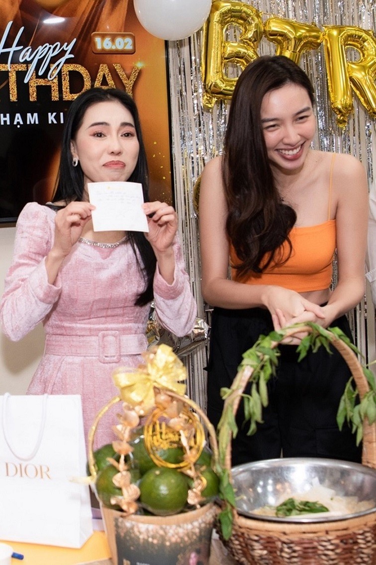 Hoa hậu Thùy Tiên đáng yêu trong sinh nhật bà Phạm Kim Dung