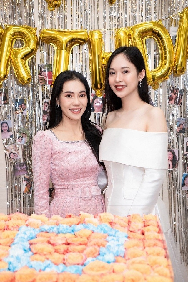 Hoa hậu Thùy Tiên đáng yêu trong sinh nhật bà Phạm Kim Dung