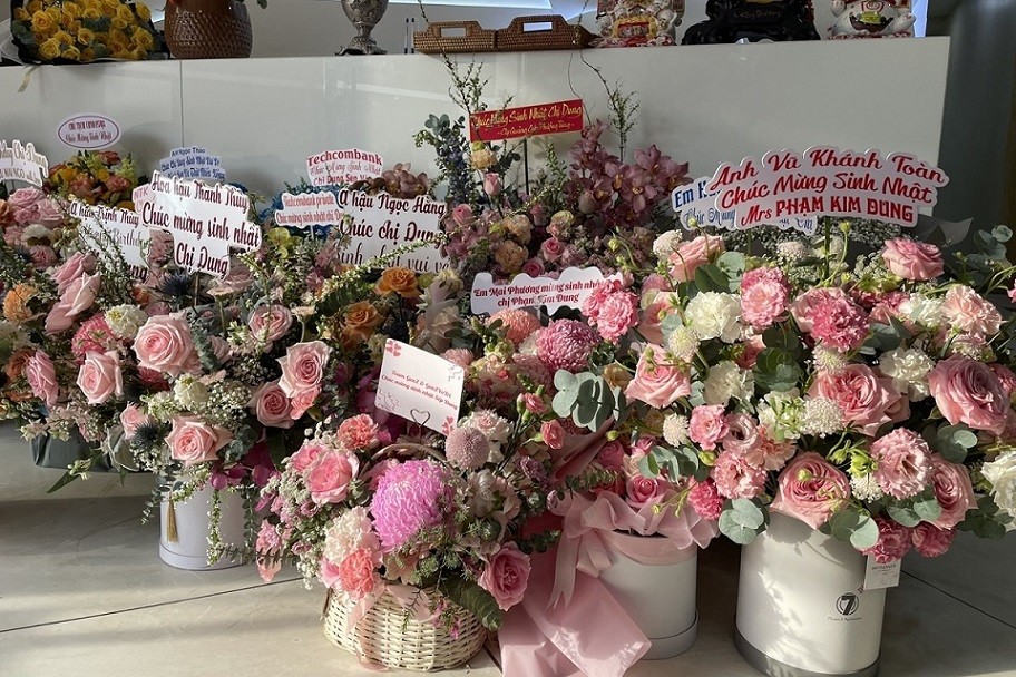 Hoa hậu Thùy Tiên đáng yêu trong sinh nhật bà Phạm Kim Dung