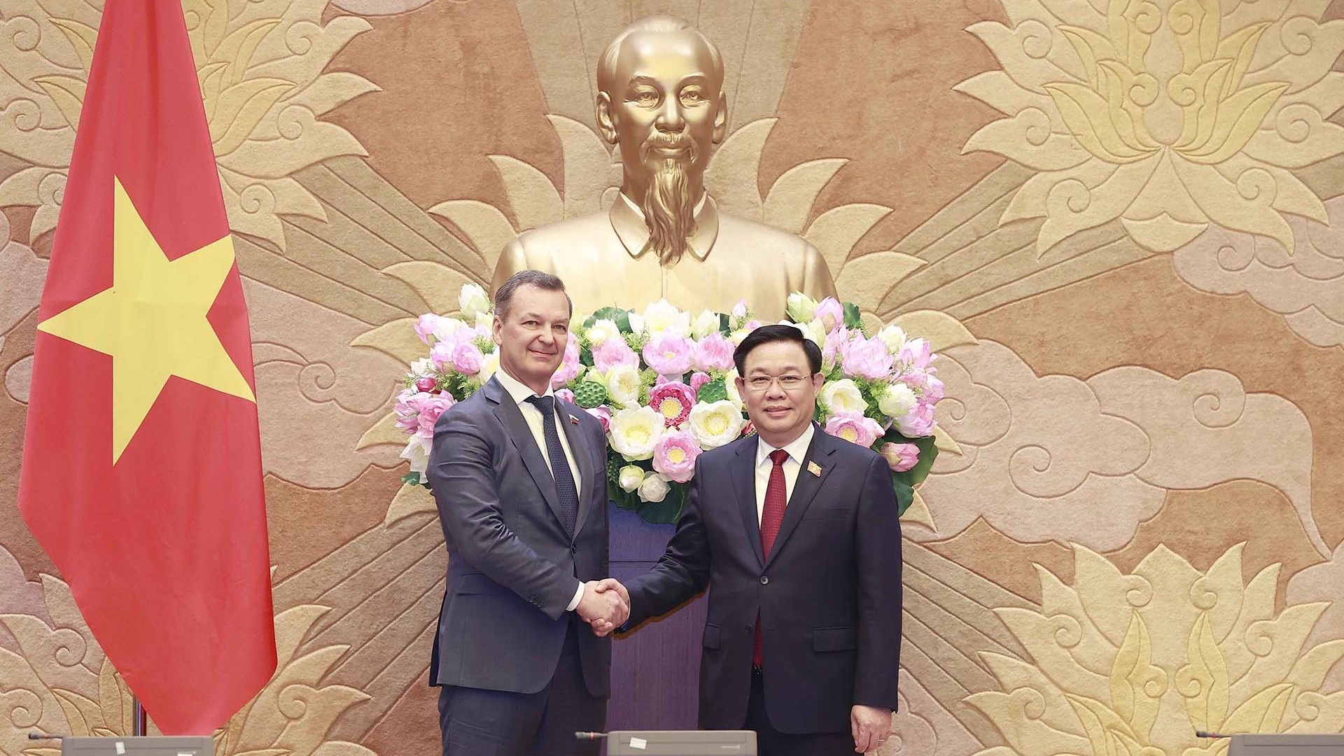 Chủ tịch Quốc hội Vương Đình Huệ tiếp Phó Chủ tịch thứ nhất Hội đồng Liên bang Nga Andrey Yatskin