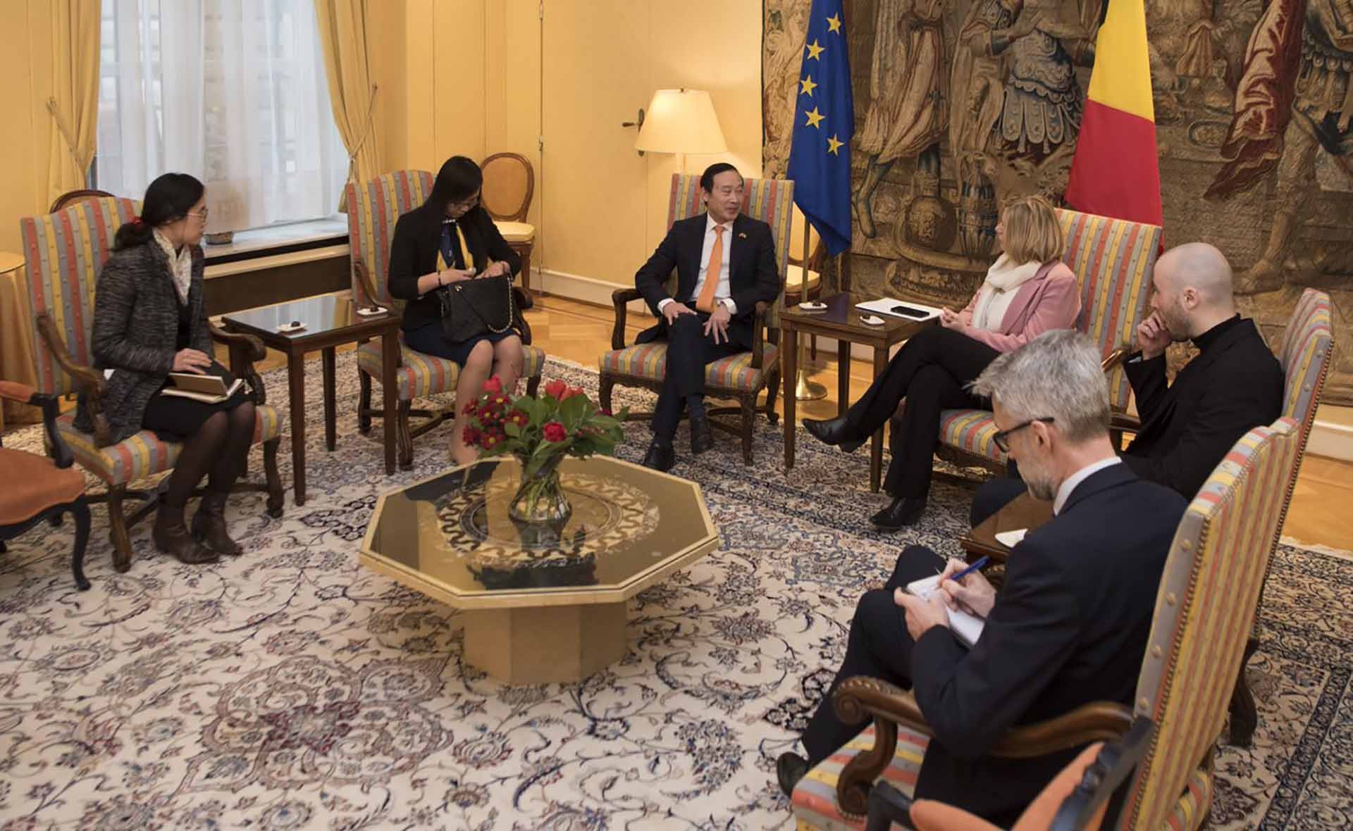 Chủ tịch Hạ viện Bỉ Eliane Tillieux tiếp Đại sứ Nguyễn Văn Thảo.