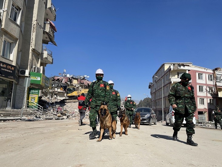 Động đất Thổ Nhĩ Kỳ: Lực lượng cứu hộ QĐND Việt Nam tìm kiếm được1 thiếu niên 17 tuổi và đưa 14 thi thể ra ngoài. Dự kiến Đoàn về Việt Nam ngày 19/2 Động đất Thổ Nhĩ Kỳ: Lực lượng cứu hộ QĐND Việt Nam tìm kiếm được1 thiếu niên 17 tuổi và đưa 14 thi thể ra ngoài. Dự kiến Đoàn về Việt Nam ngày 19/2