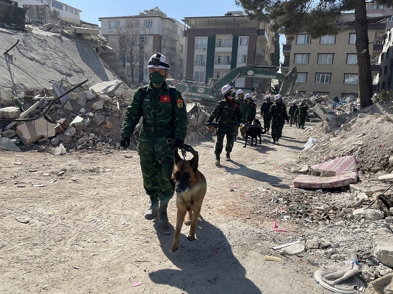 (02.18) Các chiến sỹ thuộc lực lượng cứu hộ của QĐND Việt Nam triển khai công tác cứu nạn, cứu hộ. (Nguồn: QPVN)