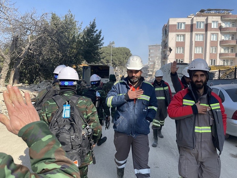 (02.18) Lực lượng cứu hộ địa phương bày tỏ cảm ơn sự có mặt của QĐND Việt Nam tại Thổ Nhĩ Kỳ. (Nguồn: QPVN)