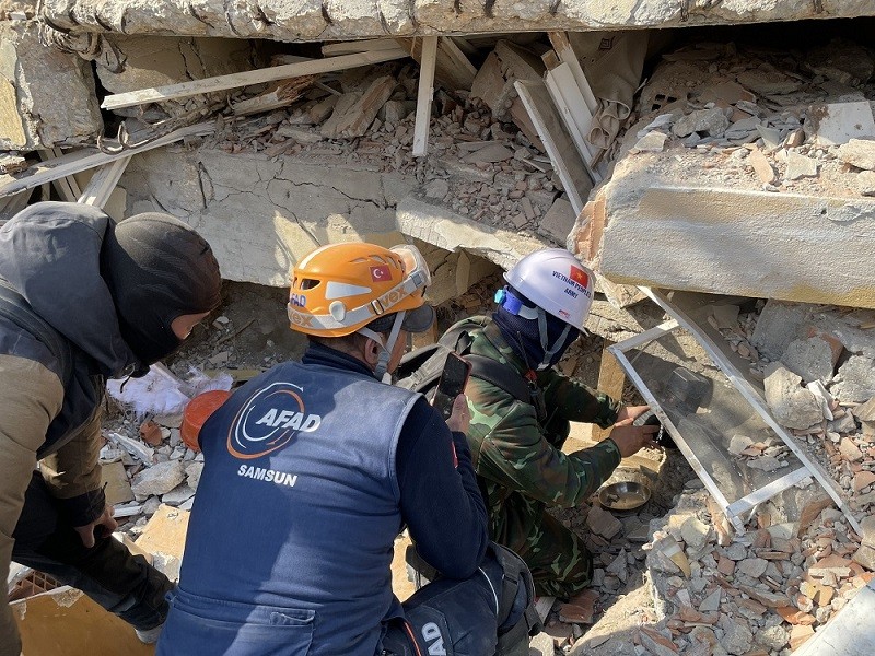 (02.18) Đoàn tiếp tục phối hợp chặt chẽ với các cơ quan địa phương trong nỗ lực tìm kiếm, cứu nạn, cứu hộ. (Nguồn: QPVN)