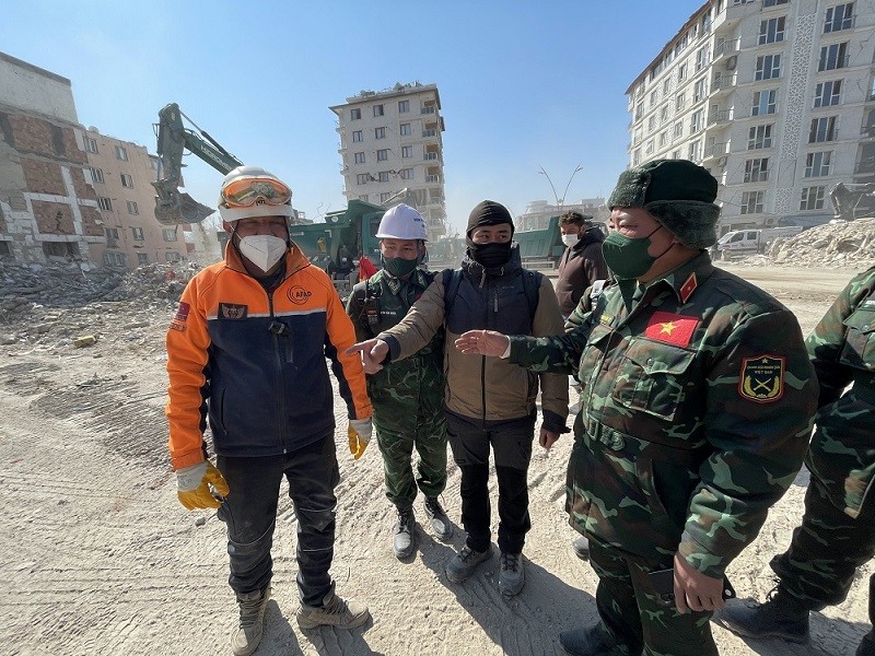 (02.18) Trưởng đoàn, Thiếu tướng Phạm Văn Tỵ Bàn giao kết quả tìm kiếm trong ngày cho cơ quan ứng phó thảm hoạ địa phương. (Nguồn: QPVN)