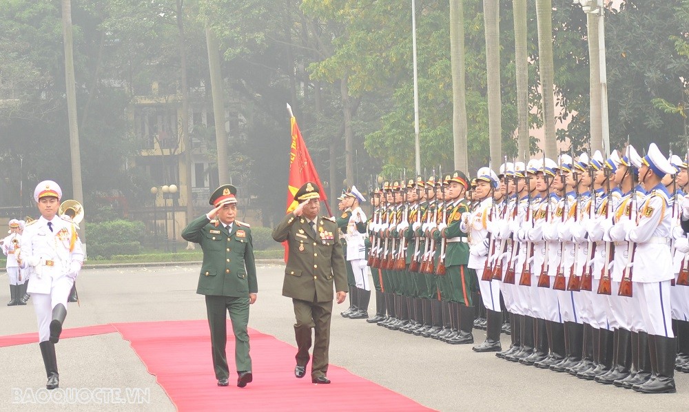 (02.19) Hai Bộ trưởng Quốc phòng duyệt đội danh dự. (Ảnh: Minh Quân)