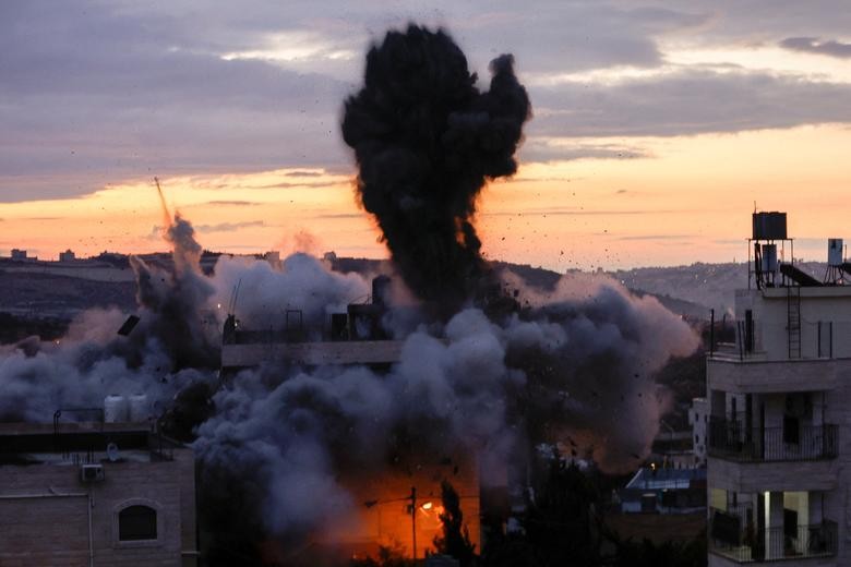 Ảnh ấn tượng tuần (13-19/2): Nga có ưu thế ở Bakhmut, Lễ tình nhân nơi chiến hào Ukraine, Belarus sẵn sàng sản xuất máy bay tấn công cho Moscow