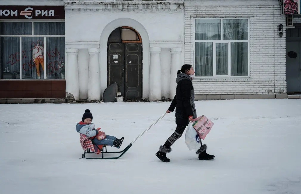 Ảnh ấn tượng tuần (13-19/2): Nga có ưu thế ở Bakhmut, Lễ tình nhân nơi chiến hào Ukraine, Belarus sẵn sàng sản xuất máy bay tấn công cho Moscow