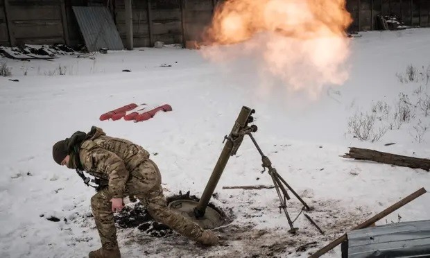 Quân nhân Ukraine bắn súng cối về phía vị trí của Nga ở Bakhmut, miền Đông Ukraine. (Nguồn: Getty)