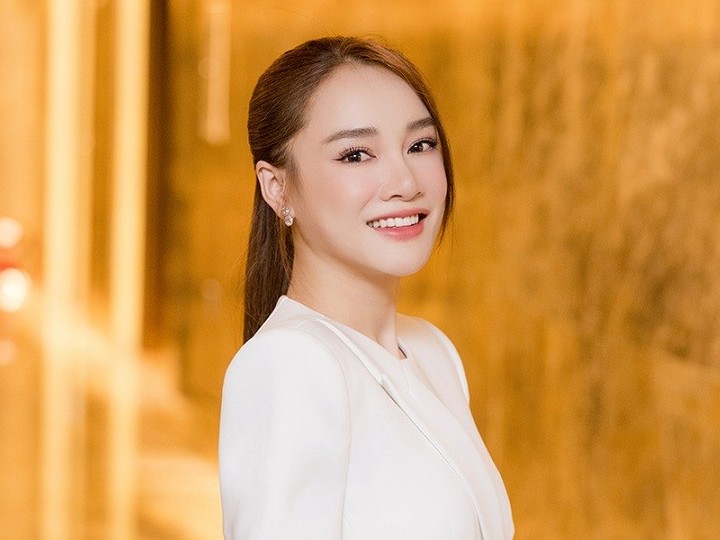 Ngắm diễn viên Nhã Phương sang trọng, thanh lịch với túi xách hàng hiệu