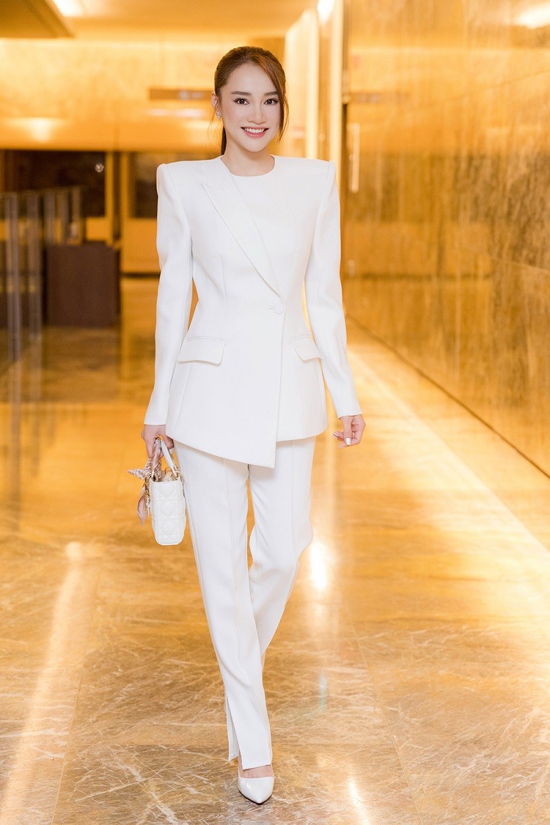 Chiều 18/2, Nhã Phương là tâm điểm tại một sự kiện công bố cô là đại diện của một chuỗi cửa hàng, đồng thời chia sẻ về con đường trở thành một doanh nhân. Bà xã Trường Giang khoe vẻ sành điệu với 'cây' trắng phong cách nữ tổng tài.