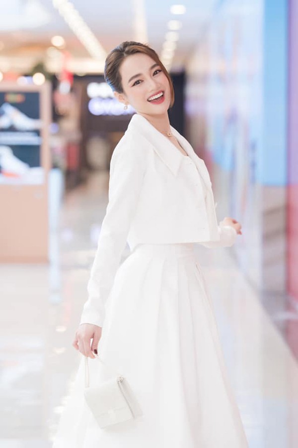 Ngắm diễn viên Nhã Phương sang trọng, thanh lịch với túi xách hàng hiệu