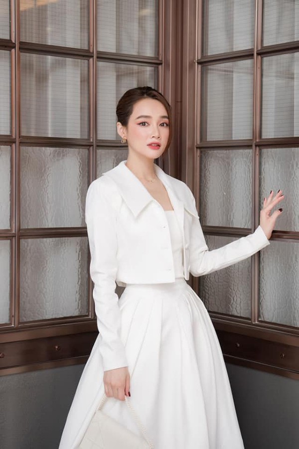 Ngắm diễn viên Nhã Phương sang trọng, thanh lịch với túi xách hàng hiệu