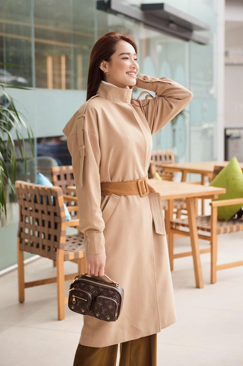 Ngắm diễn viên Nhã Phương sang trọng, thanh lịch với túi xách hàng hiệu