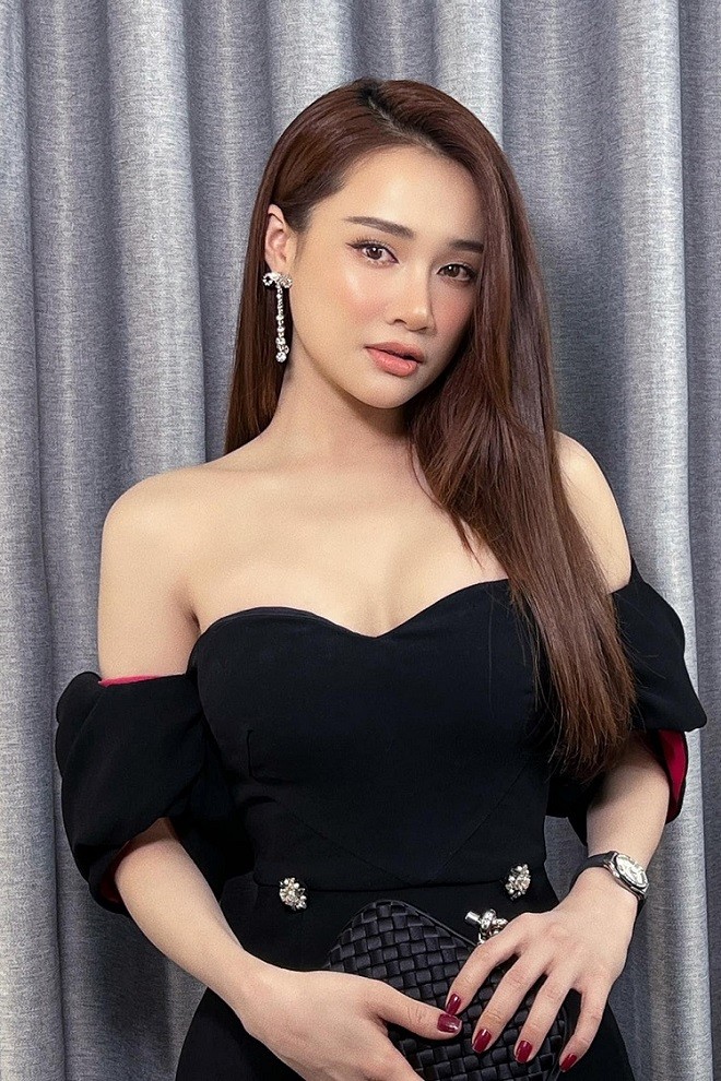 Ngắm diễn viên Nhã Phương sang trọng, thanh lịch với túi xách hàng hiệu