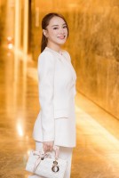 Ngắm diễn viên Nhã Phương sang trọng, thanh lịch với túi xách hàng hiệu