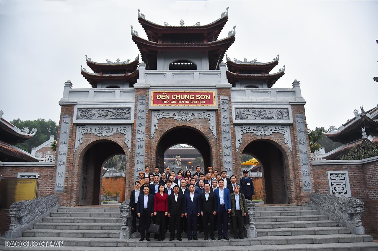 Bộ trưởng Ngoại giao Bùi Thanh Sơn dâng hương tưởng niệm Bác tại Khu di tích quốc gia đặc biệt Kim Liên, Nghệ An