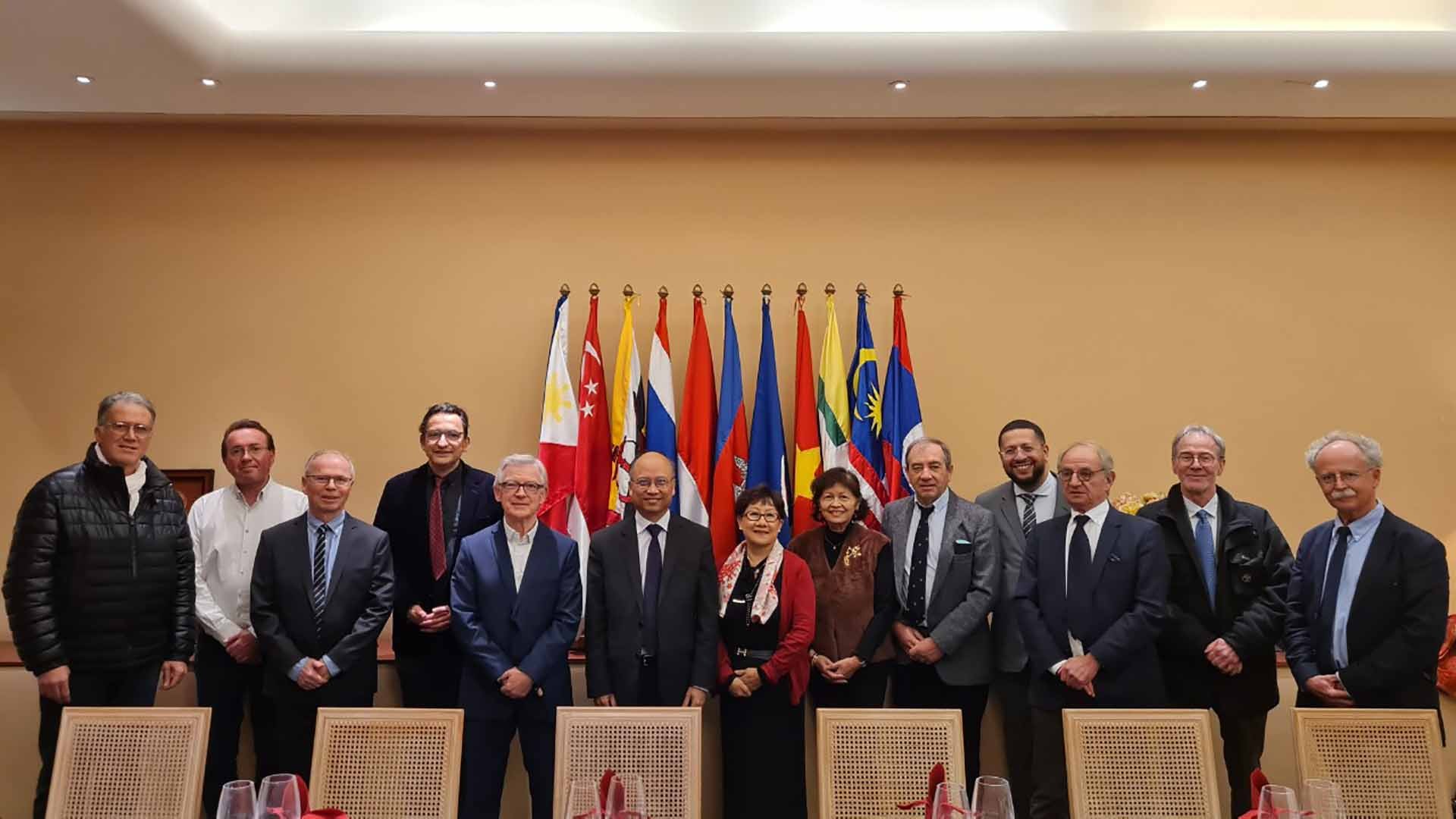 Đại sứ Đinh Toàn Thắng tiếp đại diện Liên hội y tế Pháp-Việt.