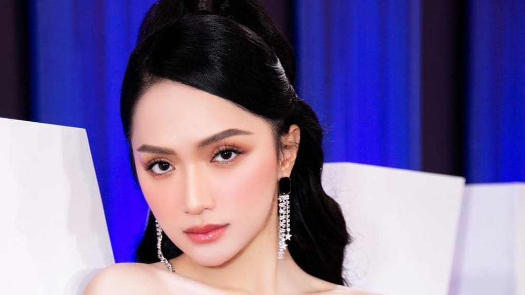 Sao Việt: Hoàng Thùy Linh 'see tình' đẹp dịu dàng trước biển, Angela Phương Trinh khoe dáng 'bốc lửa'