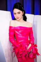 Sao Việt: Hoàng Thùy Linh 'see tình' đẹp dịu dàng trước biển, Angela Phương Trinh khoe dáng 'bốc lửa'