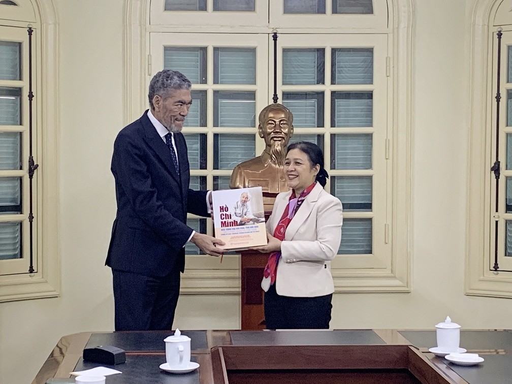 Thúc đẩy giao lưu và hợp tác giữa nhân dân Việt Nam và Dominia