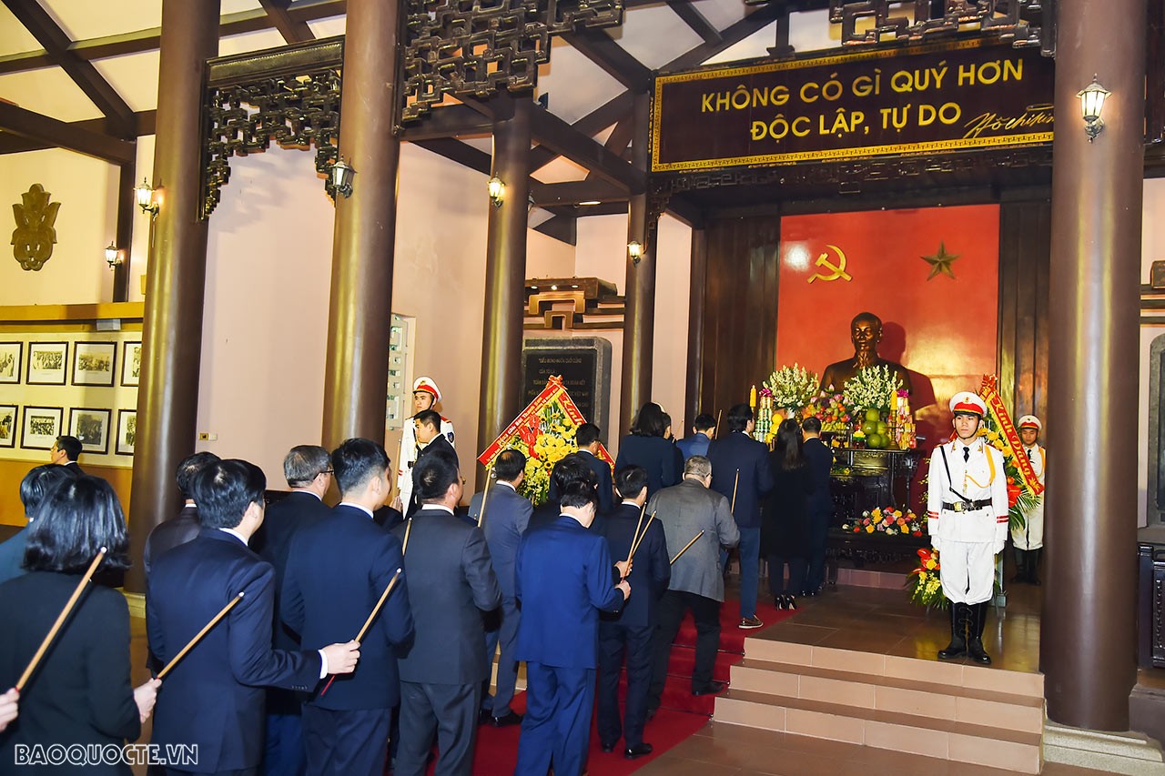 Bộ trưởng Ngoại giao Bùi Thanh Sơn dâng hương tại Khu văn hóa tưởng niệm Chủ tịch Hồ Chí Minh, tỉnh Thanh Hóa