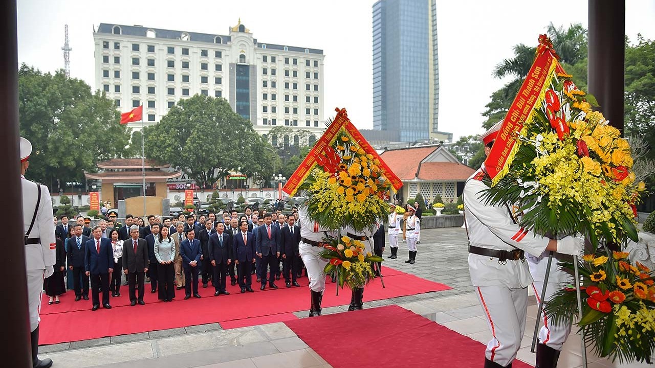 Bộ trưởng Ngoại giao Bùi Thanh Sơn dâng hương tại Khu văn hóa tưởng niệm Chủ tịch Hồ Chí Minh, tỉnh Thanh Hóa