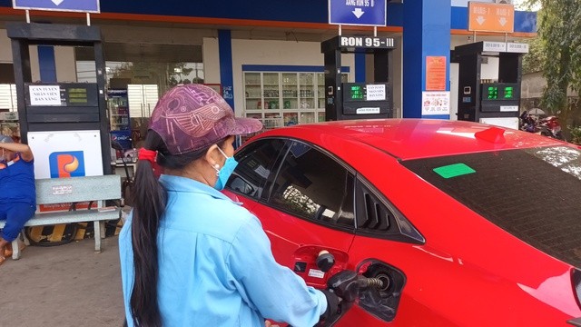 Giá xăng dầu hôm nay 21/2: ; giá xăng trong nước được dự báo tăng, sát mức 24.000 đồng/lít Giá xăng dầu hôm nay 21/2: ; giá xăng trong nước được dự báo tăng, sát mức 24.000 đồng/lít