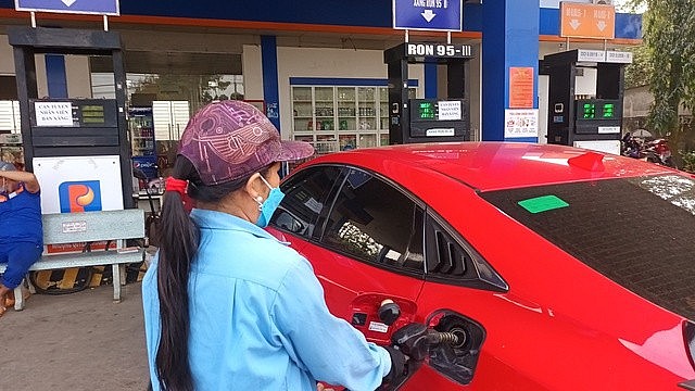 Giá xăng dầu hôm nay 21/2: ; giá xăng trong nước được dự báo tăng, sát mức 24.000 đồng/lít Giá xăng dầu hôm nay 21/2: Giá dầu nhích hơn 1%; chiều nay giá xăng trong nước có thể tăng, sát mức 24.000 đồng/lít