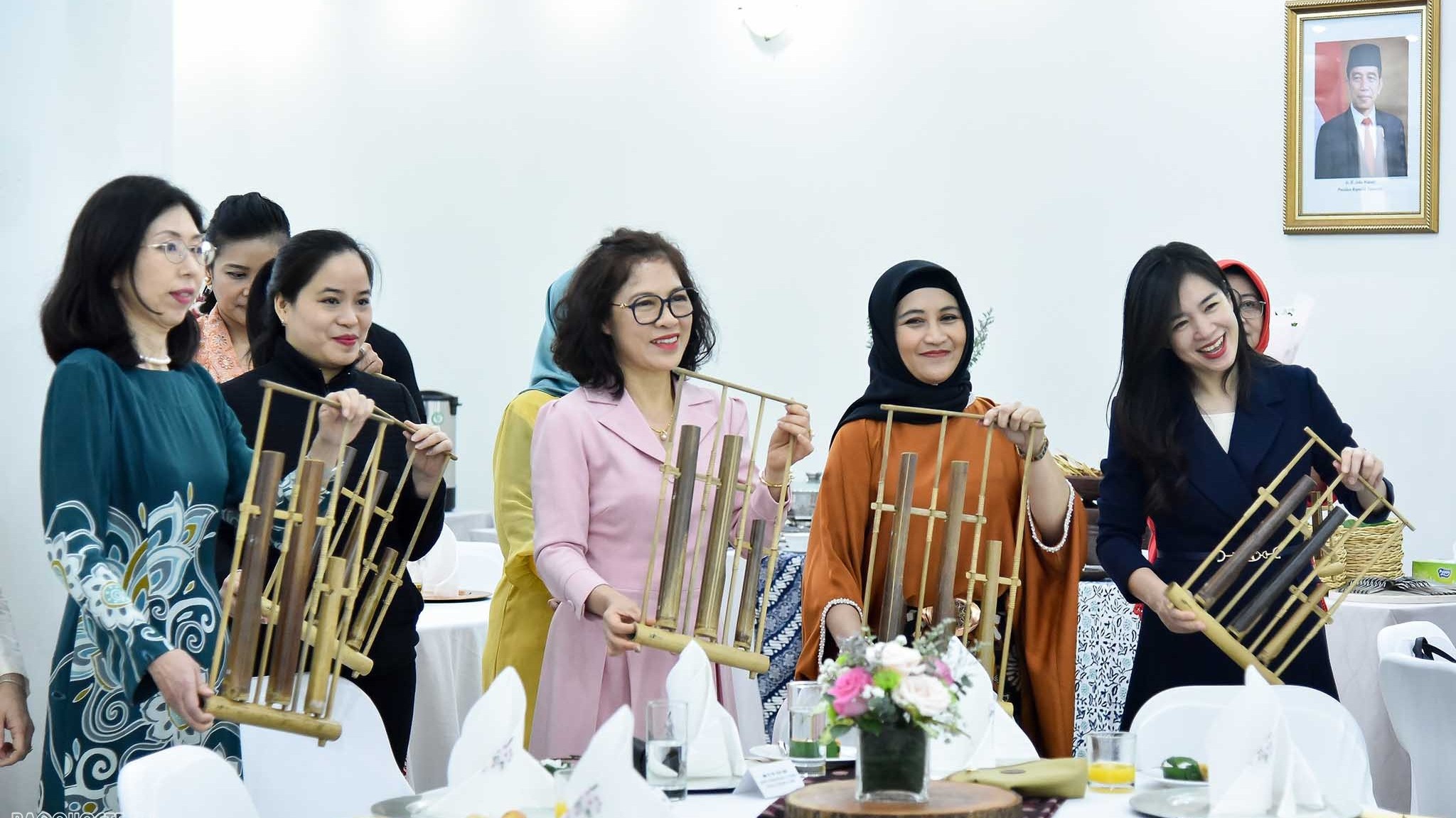 Nhóm AWCH trải nghiệm chơi đàn Angklung của Indonesia