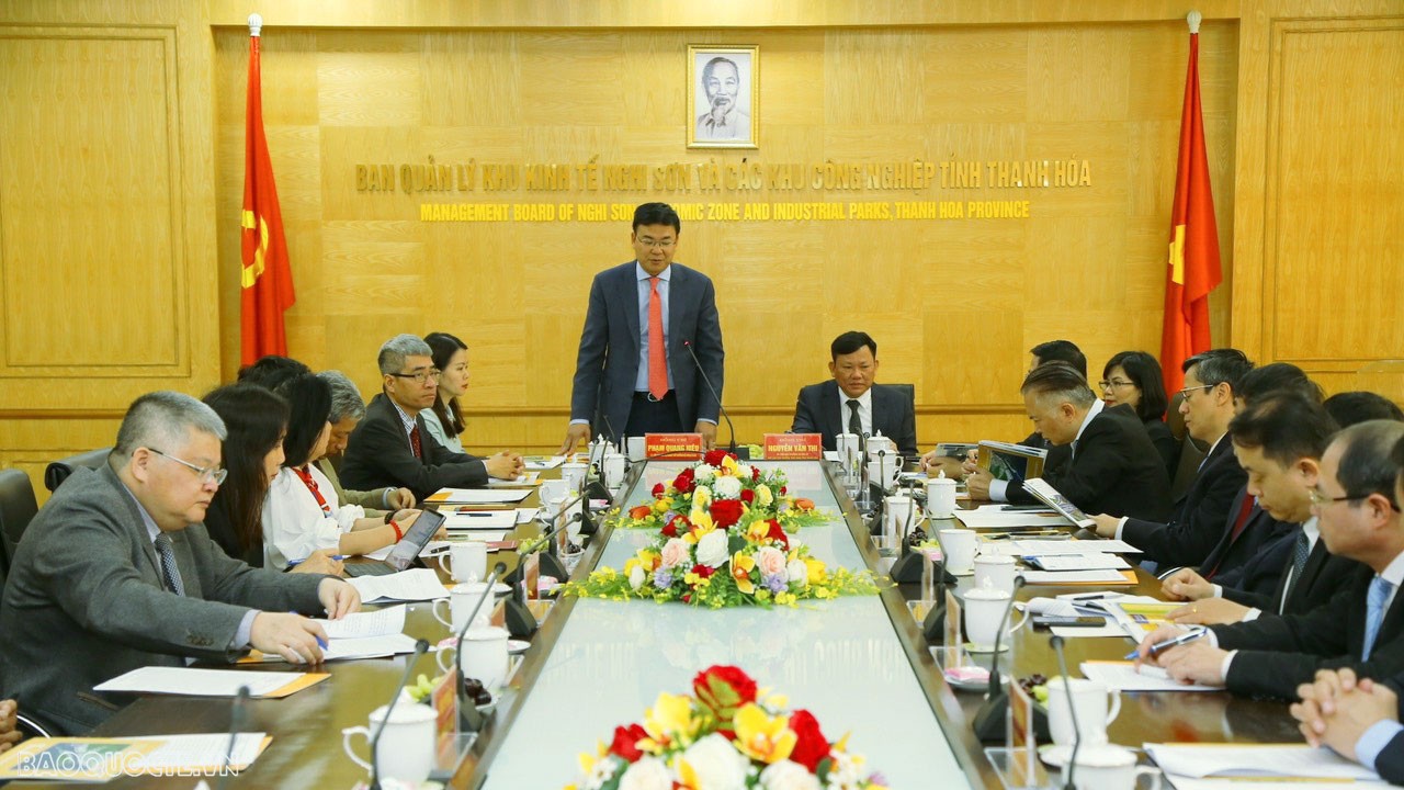 Đoàn Trưởng cơ quan đại diện Việt Nam ở nước ngoài làm việc, khảo sát thực địa tại Khu kinh tế Nghi Sơn