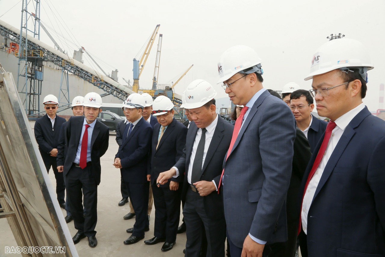 Đoàn Trưởng cơ quan đại diện Việt Nam ở nước ngoài làm việc, khảo sát thực địa tại Khu kinh tế Nghi Sơn